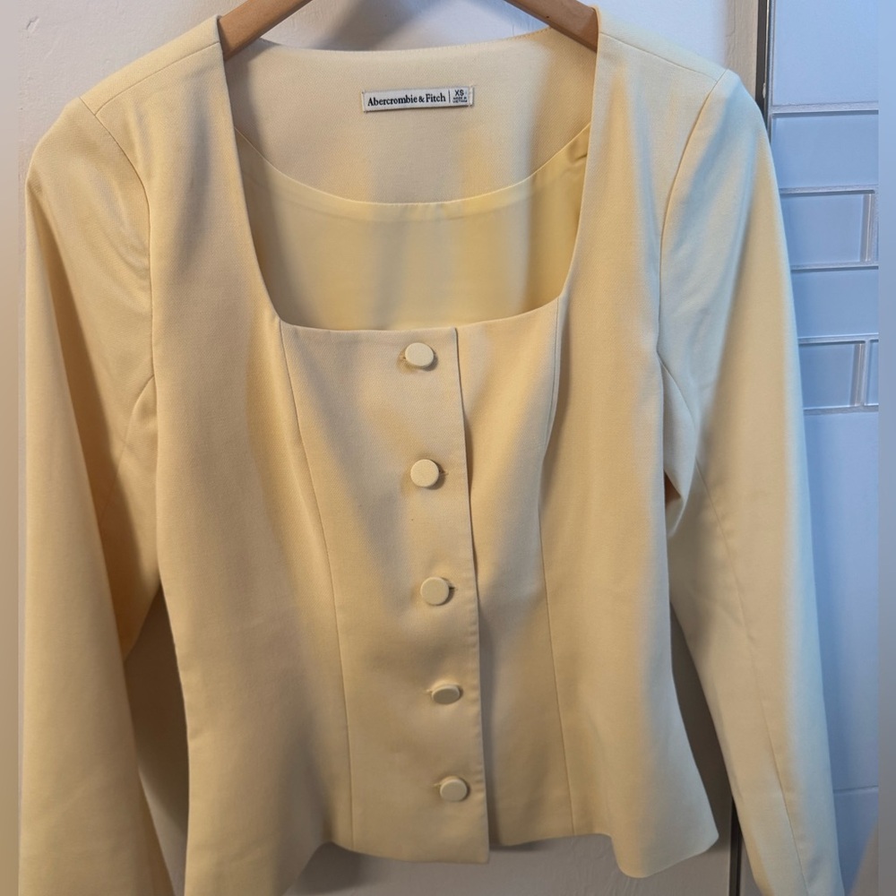 Never Worn Abercrombie & Fitch Women's Pale Yellow Button-Front Blazer